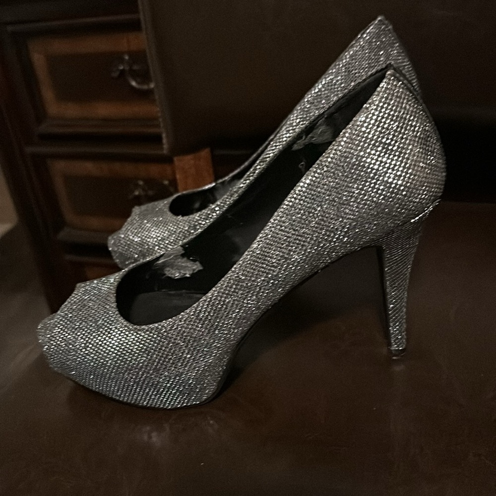 Heels - Picture 4 of 4